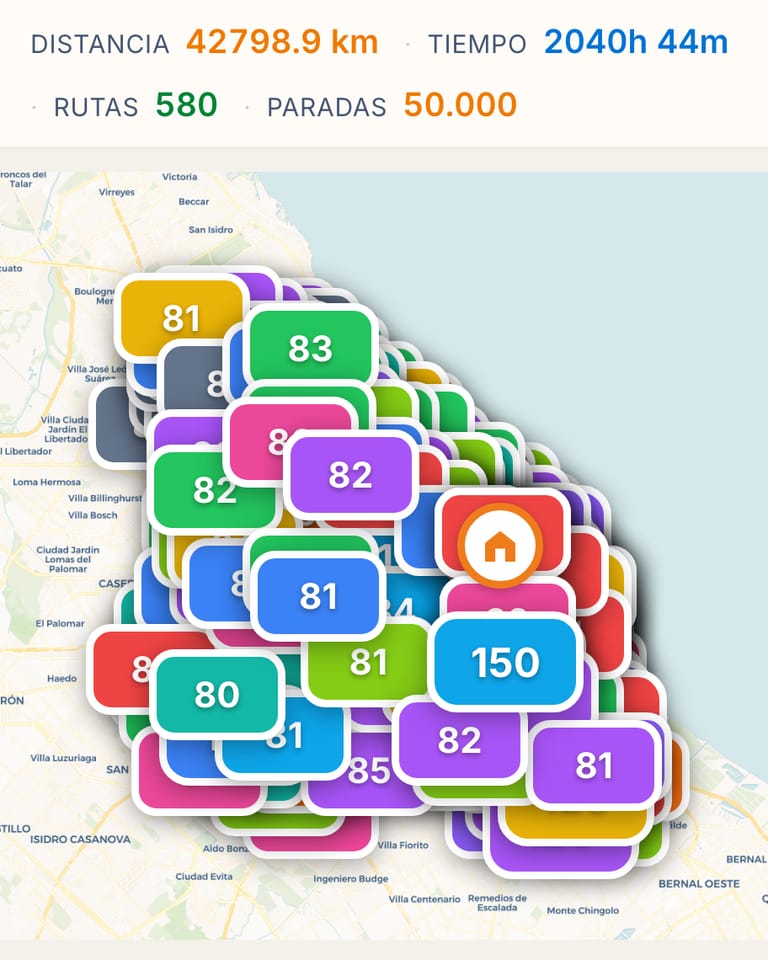Ilustración de un plan de 50.000 paradas y 580 rutas, con las placas de cada vehículo sobre la ciudad.